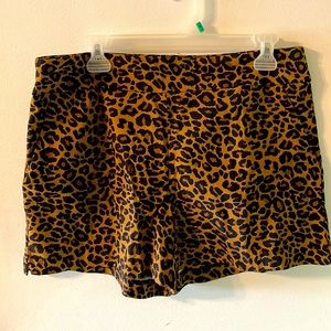 Comfortable & stretch short pants, the animal printing is very sexy & classy.